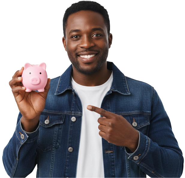 Hombre sonriente sosteniendo una alcancía rosada, representando el ahorro personal
