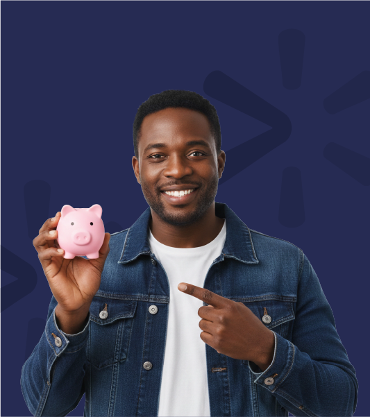 Hombre sonriente sosteniendo una alcancía rosada, representando el ahorro personal