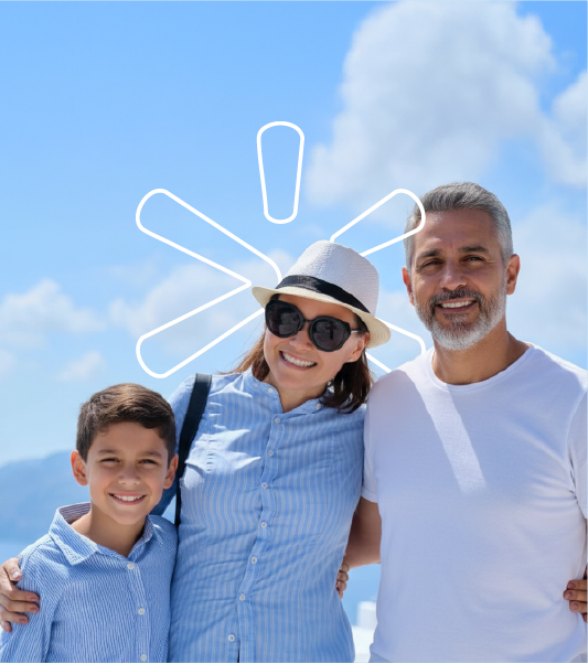 Familia sonriente al aire libre, representando beneficios sociales y bienestar familiar