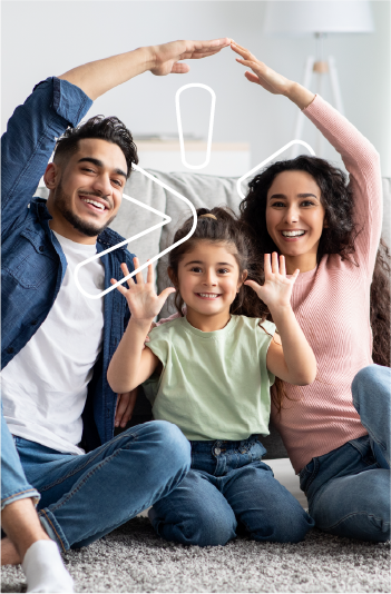 Familia reunida haciendo una forma de casa con las manos