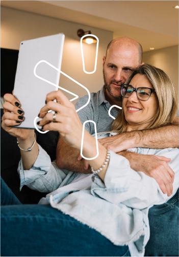 Pareja tomando selfie con las llaves de su apartamento