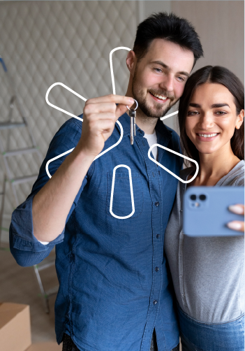 Pareja tomando selfie con las llaves de su apartamento