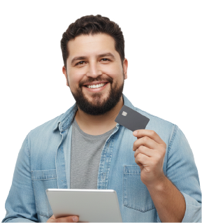 Joven con tablet y tarjeta de ahorros