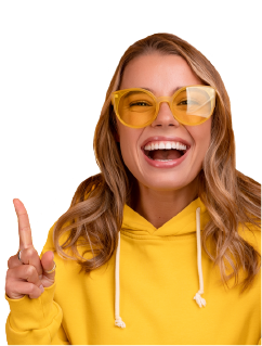 Chica señalando titulo de solicitud
