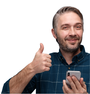 Joven con tablet y tarjeta de ahorros